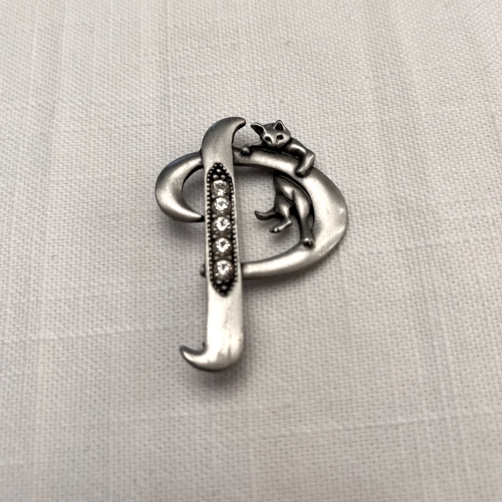 JJ Jonette letter “P” with cat brooch